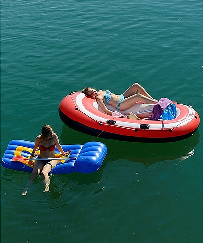 Beim «Böötlen» auf der Aare fühlt man sich schon fast wie in den Badeferien am Meer. (Bild: Hansjoerg Sahli)