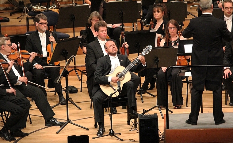 (v.M.) Michael Erni während eines Konzertes mit dem London Concert Symphony Orchestra im KKL. (Bild: ZVG)