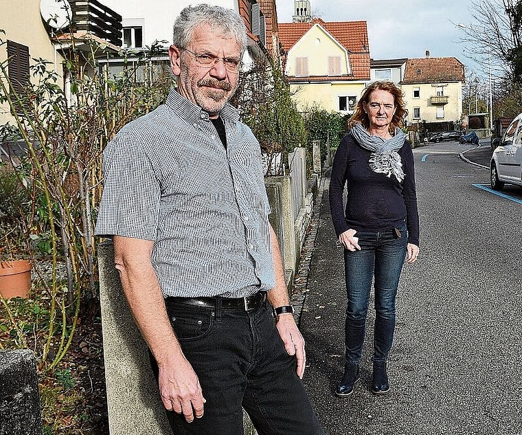 «Ermuntern die Leute eigentlich zu Strassenfesten»: René Zimmerli und Jeanette Dinkel vom Quartierverein Rechtes Aareufer in der Oltner Maienstrasse. (Bild: frabei)