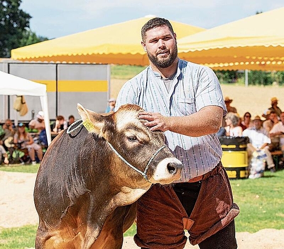 Gewinner Tiago Vieira mit Muni Cleo lässt sich feiern.
