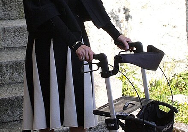 Stadtführerin Rosmarie Oswald führt am Rollator auf einem bequem begehbaren Rundgang gehbehinderte Personen durch die Altstadt von Olten. (Bild: ZVG)