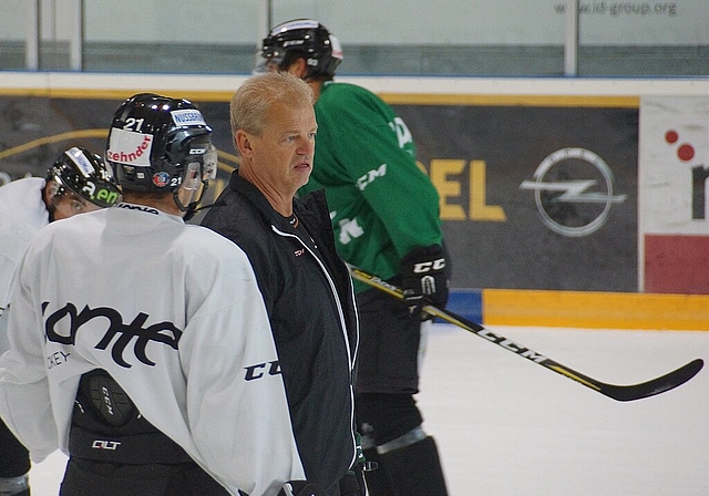 Headcoach Bengt-Åke Gustafsson (M.) hat ein positives Gefühl für die Saison und will die Oltner zum Meistertitel führen. (Bild: ZVG)