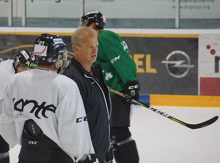 Headcoach Bengt-Åke Gustafsson (M.) hat ein positives Gefühl für die Saison und will die Oltner zum Meistertitel führen. (Bild: ZVG)
