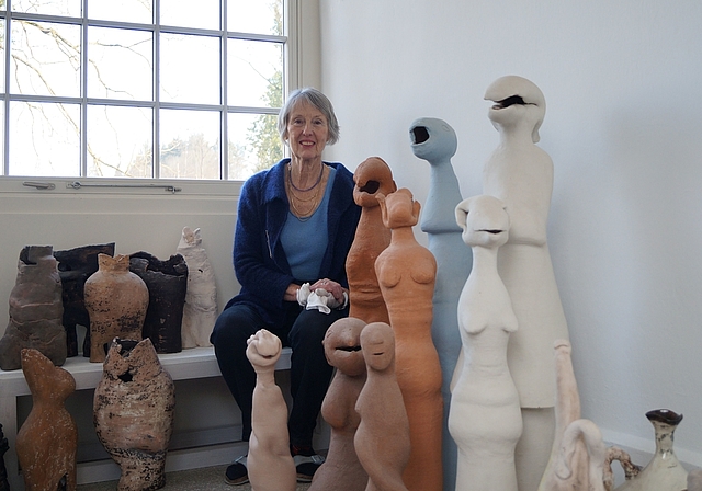 Regula Linck in der ehemaligen Töpferei der Künstlerin Margrit Linck mit einer Auswahl der Plastiken, die ab dem Samstag, 9. März im Kunstmuseum Olten zu sehen sind. (Bild: Franz Beidler)