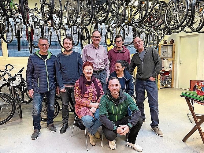 Die Verantwortlichen des Vereins Velo-Lieferdienst. Stehend von links: Andy Pfaff, Martin Affolter, Peter Schafer, Matthias Tschopp, Marc Aeschbacher. Vorne von links: Iris Schelbert-Widmer, Tobias Vega, Leila Iselin. (Bild: ZVG)