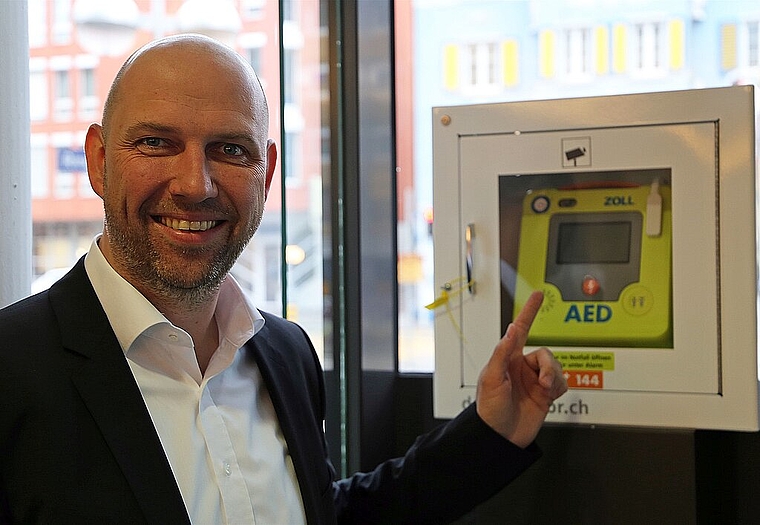 André Schaad, Vorsitzender der Bankleitung, ist überzeugt, dass der Defibrillator der Raiffeisenbank Olten an seinem Standort gute Dienste leisten kann. (Bild: ZVG)