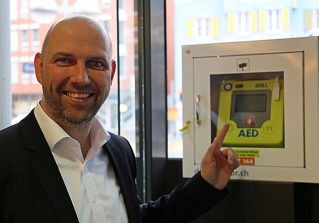 André Schaad, Vorsitzender der Bankleitung, ist überzeugt, dass der Defibrillator der Raiffeisenbank Olten an seinem Standort gute Dienste leisten kann. (Bild: ZVG)