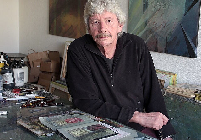 Der visuelle Gestalter Bruno Cerf fertigt in seinen Ateliers Bilder und Bücher an. (Bild: S. Furter)