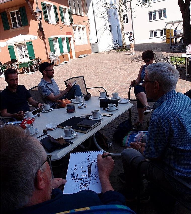 Am vergangenen Samstag trafen sich zwanzig «Urban Sketchers» zum Malen in der Oltner Altstadt. (Bild: H. Gloor)