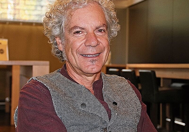 Theatermann Christoph Schwager freut sich auf die neue Saison und sieht ihr positiv entgegen. (Bild: mim)