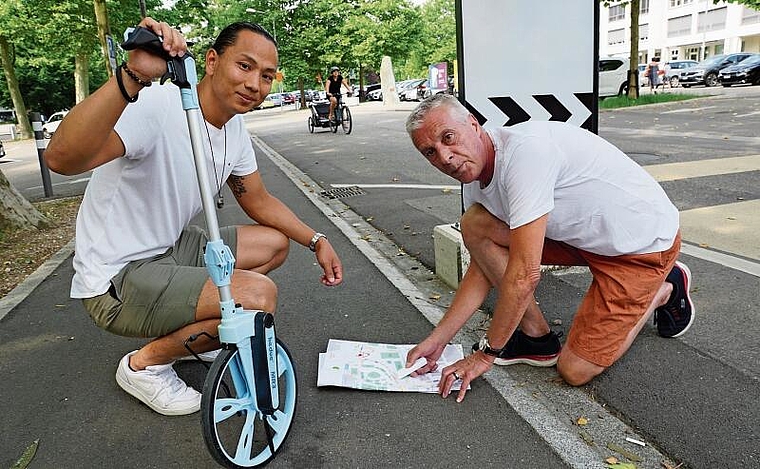 Nhuc Khoan Chang und Christoph Koch sind derzeit für die Chilbi oft auf Oltens Strassen unterwegs. (Bild: Achim Günter)