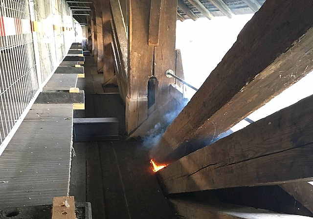 Erneut hat es am Samstag auf der alten Holzbrücke gebrannt. (Bild: ZVG)