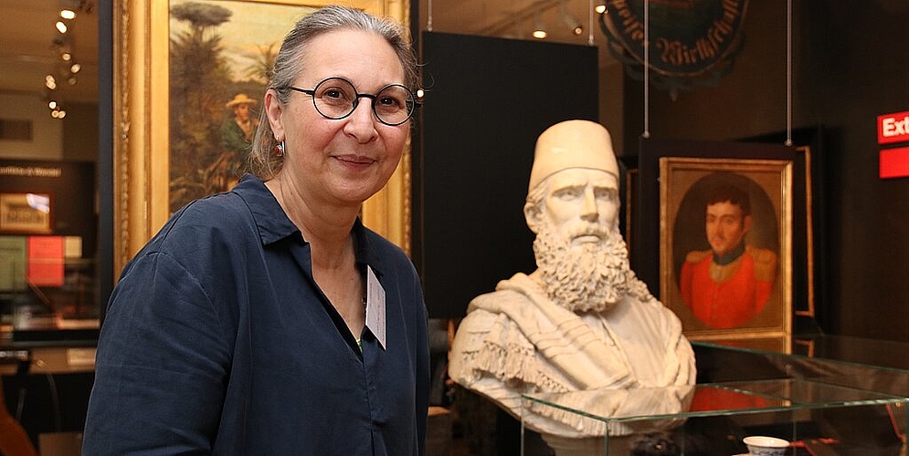 Museumsleiterin Luisa Bertolaccini vor der Büste von Werner Munzinger in der thematisch geordneten Dauerausstellung des Historischen Museums. Sie freute sich speziell über die Geschichtswerkstatt, die einen Blick hinter die Kulissen ermöglicht. (Bild: mim)
