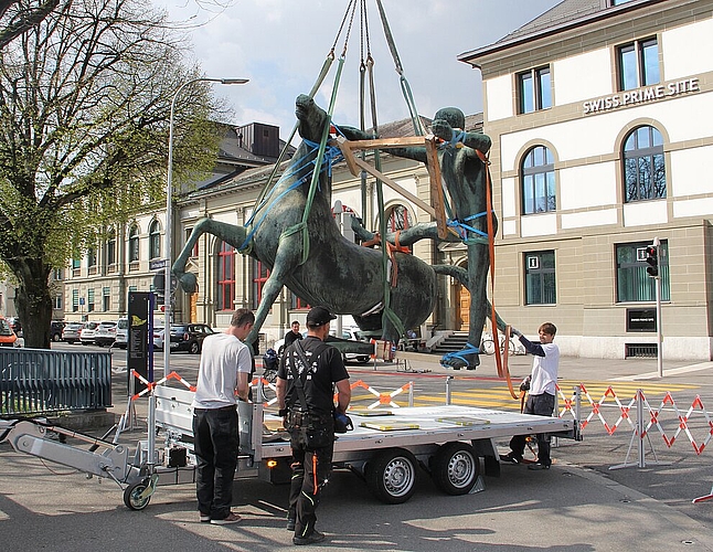 Einen ganzen Vormittag benötigte das Team, um das Werk«Remonte!» sicher und unbeschädigt auf den Anhänger zu laden. (Bild: mim)
