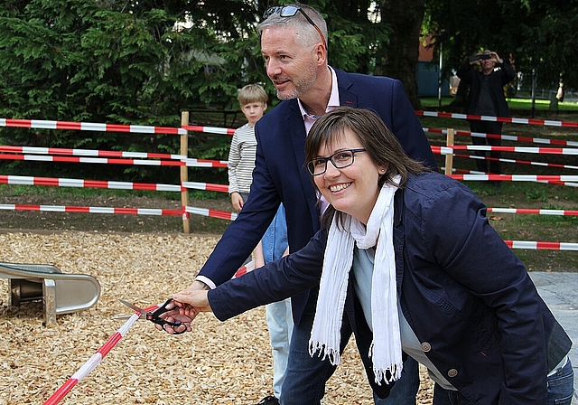 «Eine Schere, zwei Hände»: Vergangene Woche eröffneten Stadtrat Thomas Marbet und Initiantin und Gemeindeparlamentarierin Muriel Jeisy-Strub den Generationenspielplatz im Oltner Stadtpark. (Bild: S. Furter)
