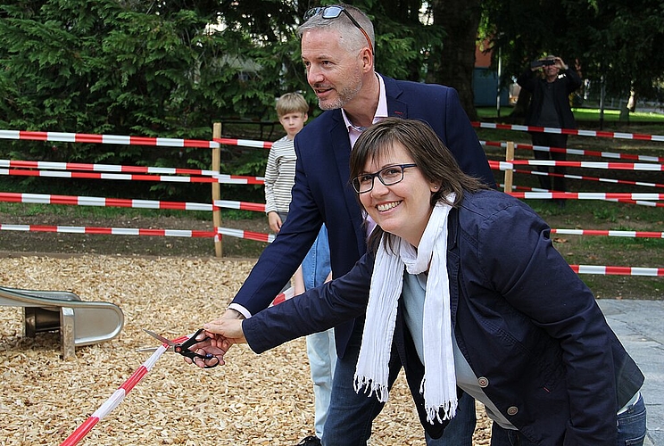 «Eine Schere, zwei Hände»: Vergangene Woche eröffneten Stadtrat Thomas Marbet und Initiantin und Gemeindeparlamentarierin Muriel Jeisy-Strub den Generationenspielplatz im Oltner Stadtpark. (Bild: S. Furter)
