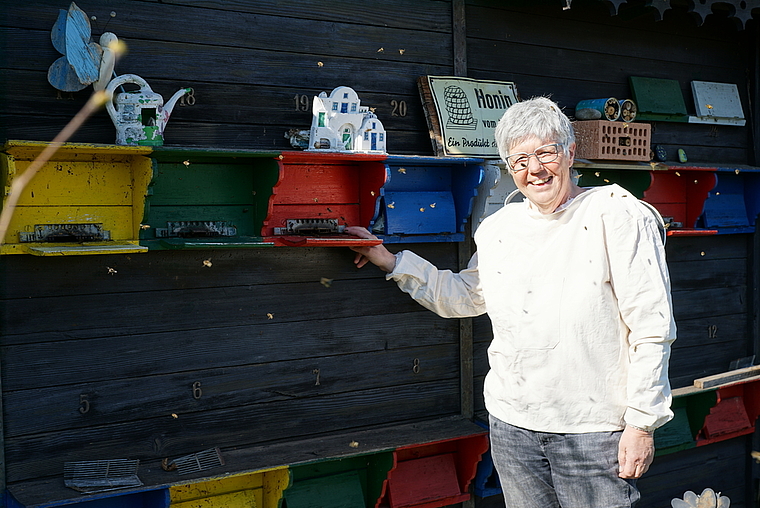 Sandra Cagnazzo, Präsidentin des kantonalen Bienenzüchterverbands, umsorgt derzeit neun Bienenvölker. (Bild: Achim Günter)