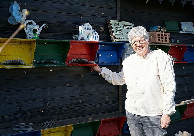 Sandra Cagnazzo, Präsidentin des kantonalen Bienenzüchterverbands, umsorgt derzeit neun Bienenvölker. (Bild: Achim Günter)