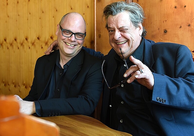 Sorgen als Hasen-Duo für neuen Schwung: Roman Wyss (links) und Endo Anaconda. (Bild: Christoph Hoigné)