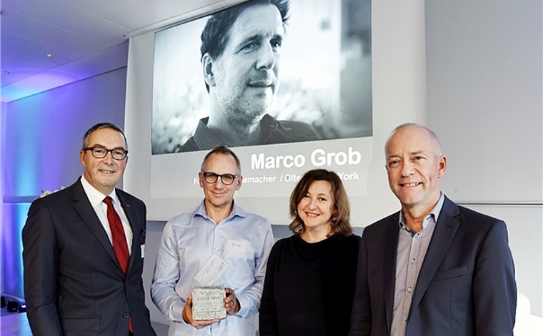 (v.l.) Urs Blaser (Wirtschaftsförderung Region Olten), Paul Merki (OK- &amp; Gründungsmitglied IPFO), der den Preis für Marco Grob (Foto im Hintergrund) entgegennahm, Dorothee Messmer (Direktorin Kunstmuseum Olten) und Dr. Martin Wey (Stadtpräsid