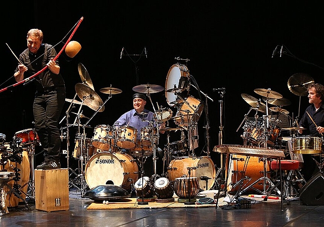 Pure Spielfreude gibt es bei RhythmTalk auch noch nach 25 Jahren (v.l.): Ruedi Maurer, Noby Lehmann und Christoph Blattner. (Bild: ZVG)