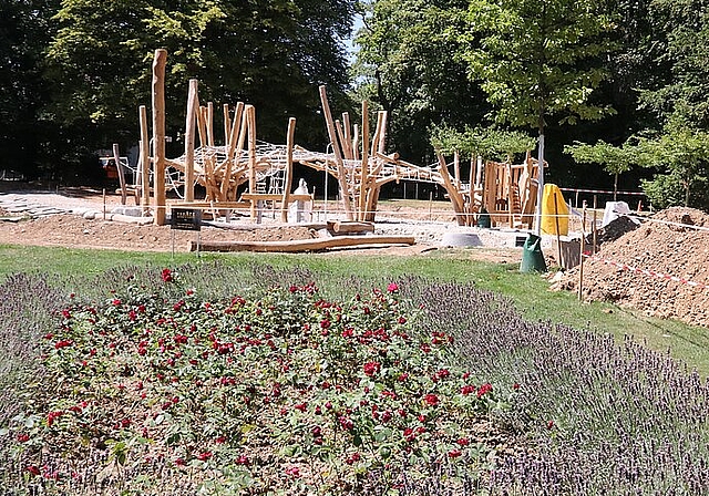 Die Arbeiten am Generationenspielplatz im Stadtpark, die im Juni begonnen haben, sorgen immer wieder für neugierige Passantinnen und Passanten am Rande der abgesteckten Baustelle. Momentan wird am Rundweg um den Spielplatz gebaut. (Bild: mim)