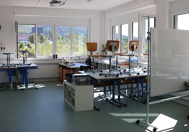 Als zweckmässige Übergangslösung wird das neue Schulhaus Zementi bezeichnet, das seit eineinhalb Wochen vier Schulklassen einen neuen Standort bietet. (Bild: mim)
