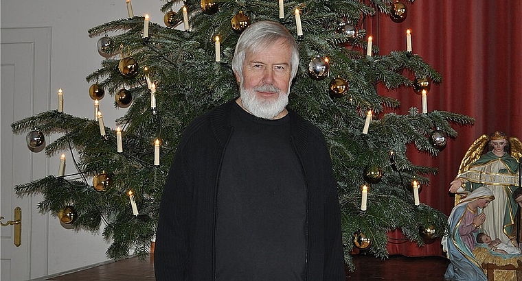 Werner Good im Josefsaal der St. Martinskirche: «Ich hoffe, dass ich am 24. Dezember viele Gäste begrüssen darf». jpi)