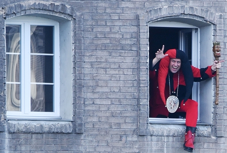 Wird sich Obernaar MacSven mit seinen Versen an der Oltner Fasnacht weit aus dem Fenster lehnen? (Bild: ZVG)