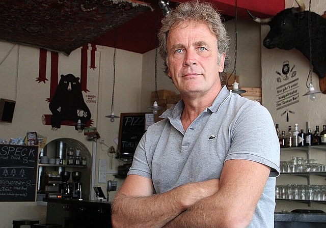 Schriftsteller Alex Capus in seiner Galicia Bar mit dem geschichtsträchtigen Stierkopf rechts im Hintergrund. (Bild: mim)
