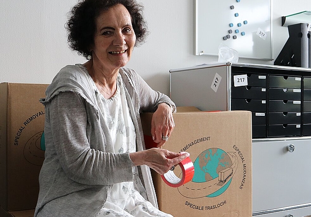 Die Schachteln mit dem roten Klebeband kommen weg. Rektorin Dr. Sibylle Wyss arbeitet sich nach 37 Jahren an der Kantonsschule Olten, davon 11 Jahre als Rektorin, durch Kisten voller umgesetzter Projekte und Erinnerungen. (Bild: mim)