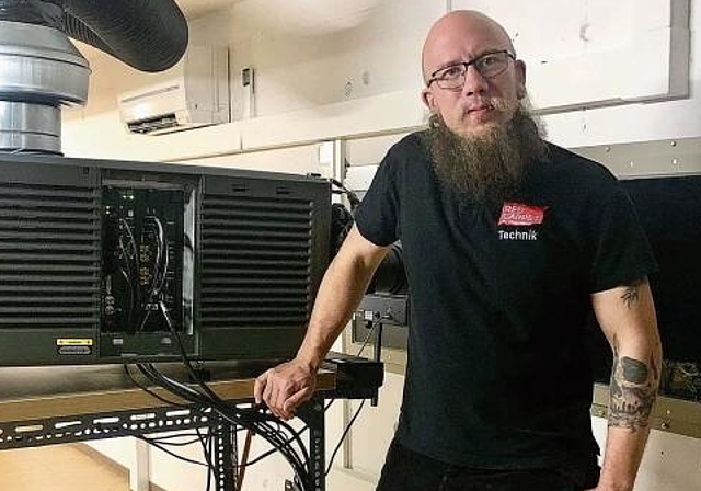 Roger Möri ist der Mann für das Technische hinter der Kinoleinwand. (Bild: ZVG)