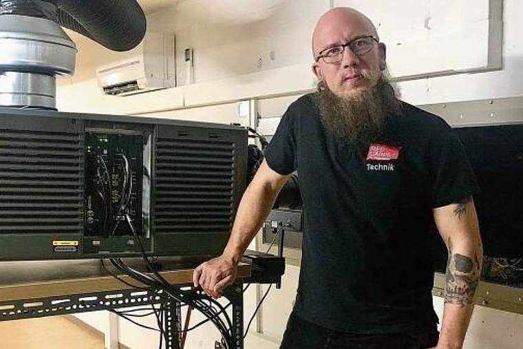Roger Möri ist der Mann für das Technische hinter der Kinoleinwand. (Bild: ZVG)