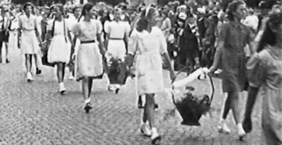 Schulfest 1945: Obwohl der Festumzug heute nicht mehr ganz in weiss sondern um einiges farbiger gehalten ist, hat er im Laufe der Jahre nicht an Bedeutung eingebüsst. Das Schulfest feiert 2016 sein 200-jähriges Bestehen. (Bild: Archiv von David Escher)