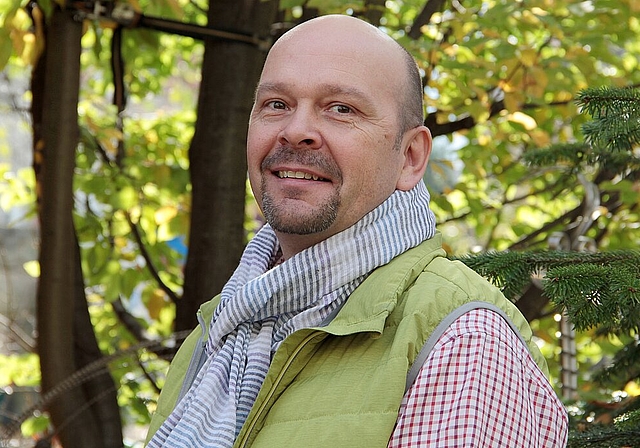 An seinem Beruf schätzt der 49-jährige Schuhmachermeister Andreas Lerch den Kontakt mit Holz und das Schleifen sowie die Vielseitigkeit an Material und Aufgaben. (Bild: S. Furter)