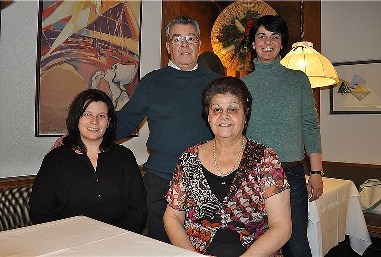 Die Familie im Restaurant Arlecchino vor einem Bild von Inge Leonhardt: Ennio und Giuseppina Bertolini mit den Töchtern Sabina (links) und Nadia. mim)