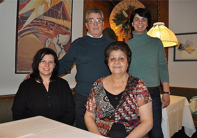 Die Familie im Restaurant Arlecchino vor einem Bild von Inge Leonhardt: Ennio und Giuseppina Bertolini mit den Töchtern Sabina (links) und Nadia. mim)
