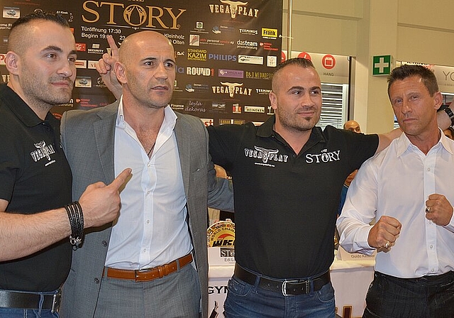 Sowohl Kazim Carman (2.v.l) als auch Guido Kessler (r.) zeigen sich an den Seiten von den Veranstaltern Besart (l.) und Frisur Abduli kampfbereit für die grosse Fight Night «The Story» am kommenden Samstag, 23. Mai in der Stadthalle Olten. (Bild: 