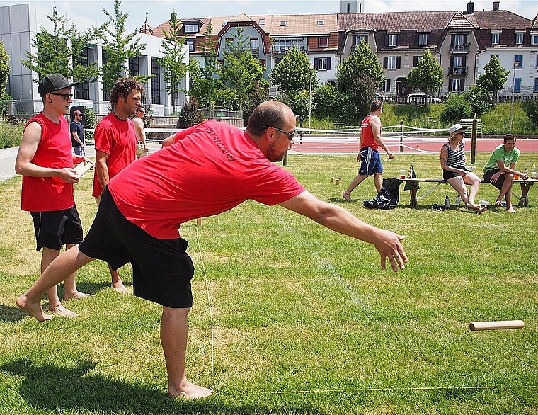 Die Oltner «Horstcrew» mit Patrik Wyss (vorne), Lukas Leuenberger und Fabian Baumgartner führt momentan die Tabelle der Schweizer Kubb-Tour an. (Bild: ZVG)