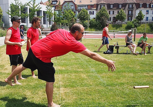 Die Oltner «Horstcrew» mit Patrik Wyss (vorne), Lukas Leuenberger und Fabian Baumgartner führt momentan die Tabelle der Schweizer Kubb-Tour an. (Bild: ZVG)
