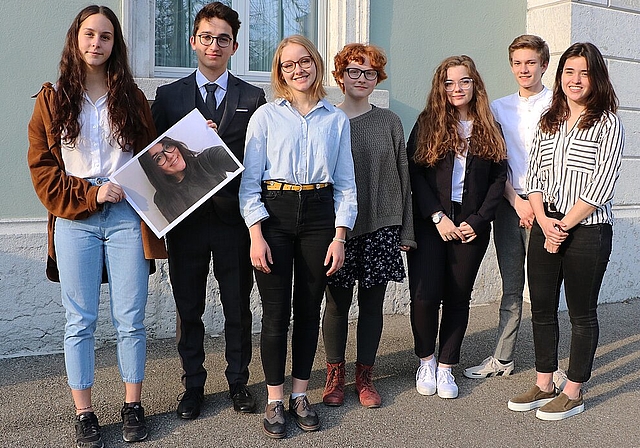Die folgenden Kantischülerinnen und -schüler wurden für ihre herausragenden Maturaarbeiten ausgezeichnet (v.l.): Simona Vallan, Foto von Nicole Wyss Fonseca, Niklas Burn, Josephine Wyser, Dorothée Heim, Olivia Lanni, Leon Thomas Krinn und Anna Ni