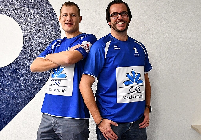 Die Cousins Michael Schmid (r.), Präsident des SATUS TV Olten und Tobias Schmid, Vizepräsident, präsentieren die neuen Trikots der Faustballriege. (Bild: Franz Beidler)