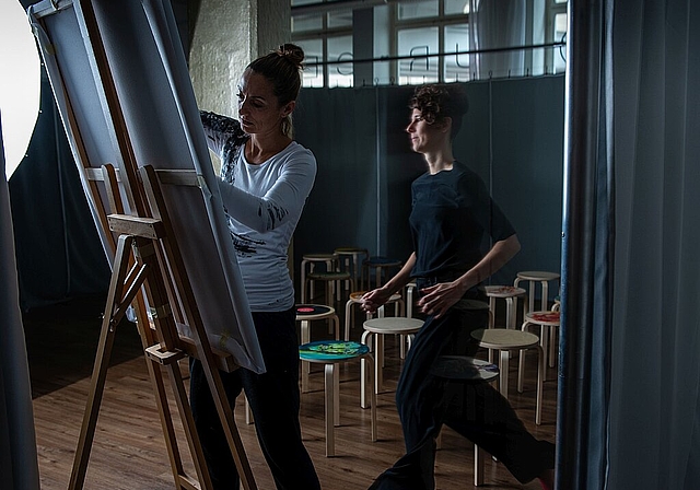 Sitzen in der Box und Kunst von allen Seiten geniessen. Dies verlangt von den beiden Künstlerinnen Chantal Hediger (l.) und Syléna Vincent viel Koordination der verschiedenen Abläufe. (Bild: Diego Frei)