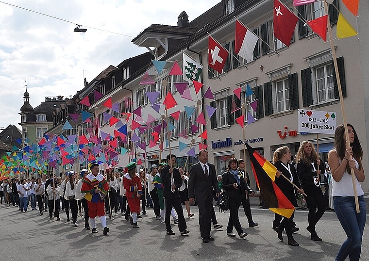 Reger Schüleraustausch zwischen Olten und Altenburg: Im Jahr 2013 hat das Lerchenberggymnasium anlässlich des 20-Jahr-Jubiläums der Städtepartnerschaft den Oltner Schulfest-Umzug mit Skat-Kostümen begleitet. (Bild: Archiv/vwe)