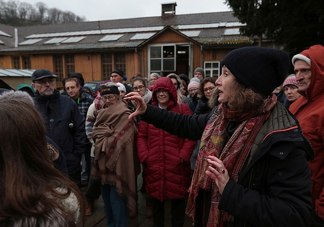 Regisseurin Liliana Heimberg (M.) mit dem Ensemble in der Alten Hauptwerkstätte in Olten. (Bild: Eve Lagger)