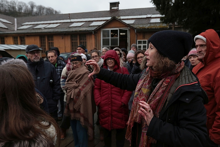 Regisseurin Liliana Heimberg (M.) mit dem Ensemble in der Alten Hauptwerkstätte in Olten. (Bild: Eve Lagger)
