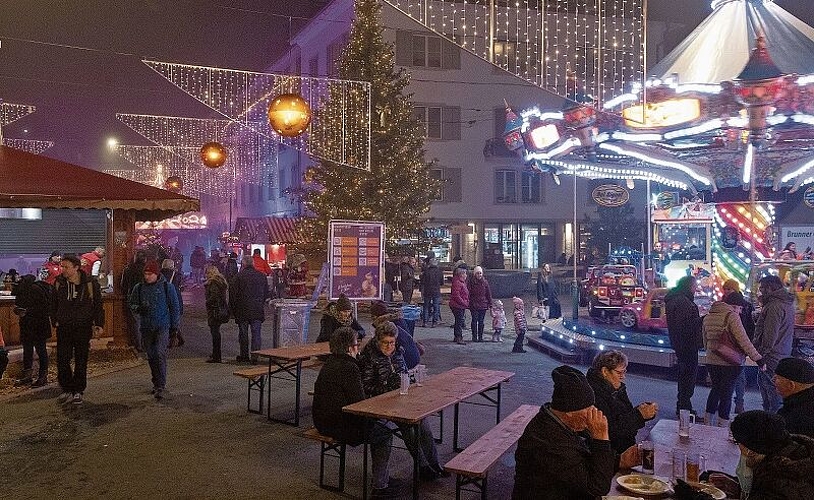 Die Farben und Lichter des Dorfes beleben die Kirchgasse – auch im dichten Nebel.
