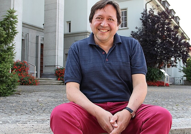 Pfarrer Renato Maag vor der Friedenskirche in Olten, in welcher er sein Vikariatsjahr absolvierte. mim)