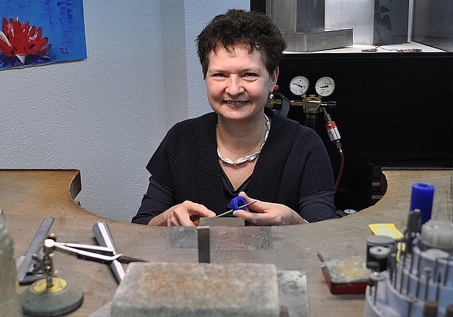 Genauigkeit bis ins kleinste Detail: Ursula Pauk in ihrem Atelier. vwe)