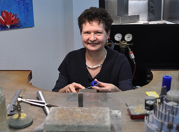 Genauigkeit bis ins kleinste Detail: Ursula Pauk in ihrem Atelier. vwe)